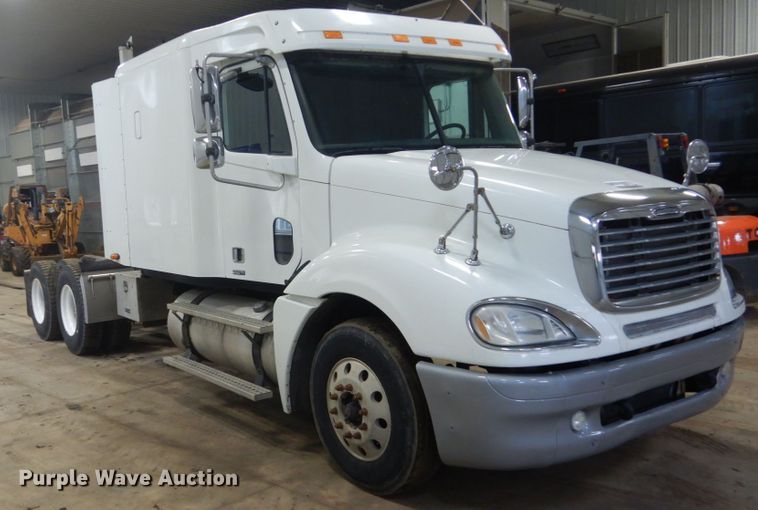 image for item HS9430 2004 Freightliner Columbia  semi truck