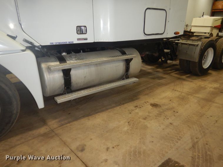 image for item HS9430 2004 Freightliner Columbia  semi truck