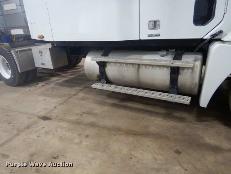 image for item HS9430 2004 Freightliner Columbia  semi truck