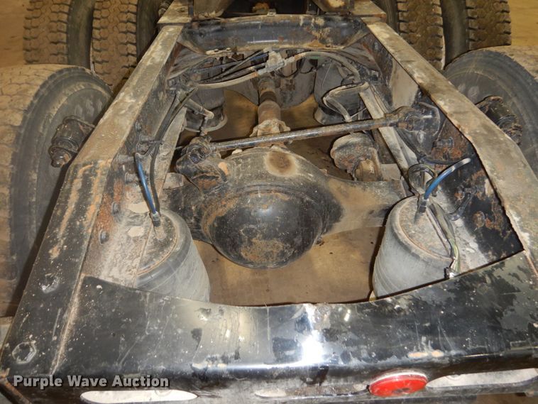 image for item HS9430 2004 Freightliner Columbia  semi truck