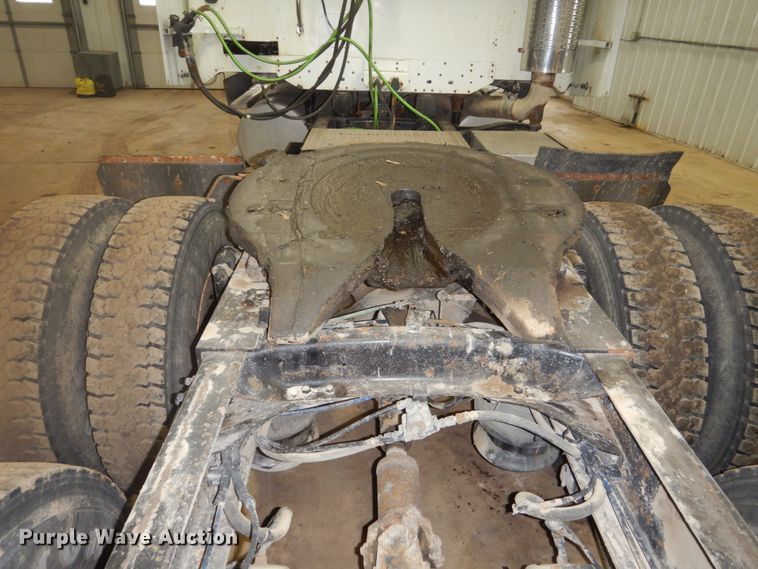 image for item HS9430 2004 Freightliner Columbia  semi truck