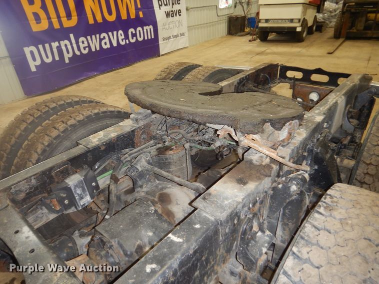 image for item HS9430 2004 Freightliner Columbia  semi truck