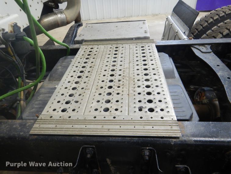 image for item HS9430 2004 Freightliner Columbia  semi truck