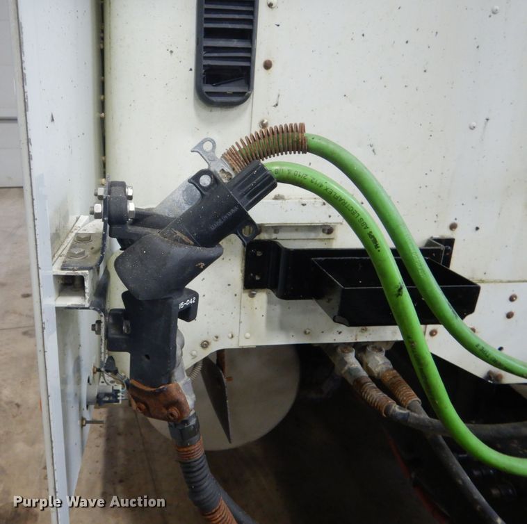 image for item HS9430 2004 Freightliner Columbia  semi truck