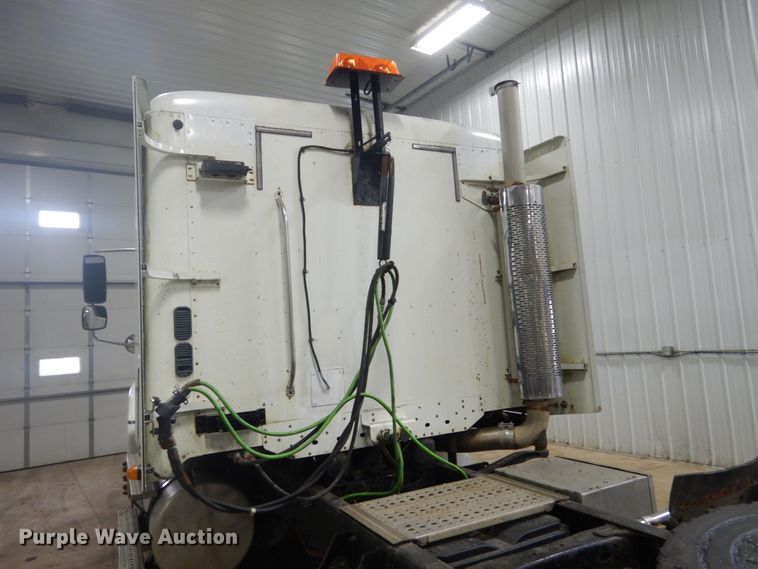 image for item HS9430 2004 Freightliner Columbia  semi truck