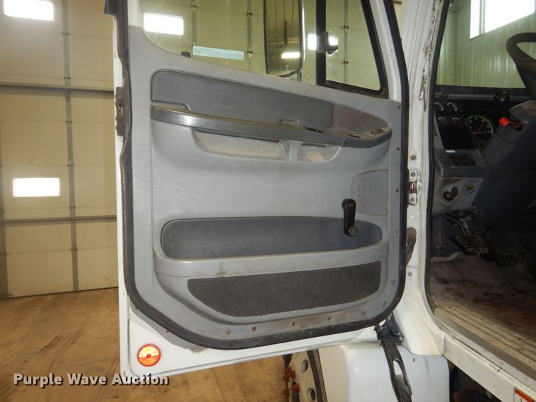 image for item HS9430 2004 Freightliner Columbia  semi truck