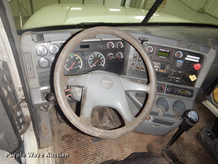 image for item HS9430 2004 Freightliner Columbia  semi truck