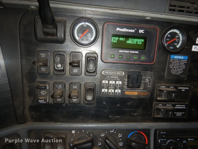 image for item HS9430 2004 Freightliner Columbia  semi truck