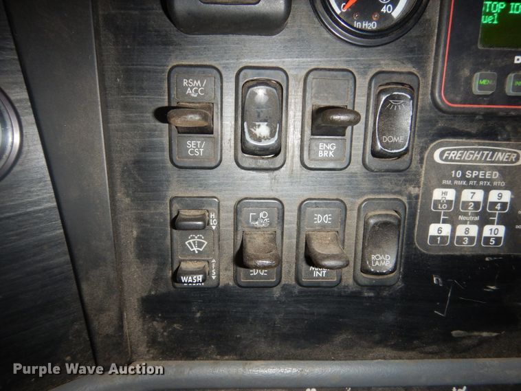 image for item HS9430 2004 Freightliner Columbia  semi truck