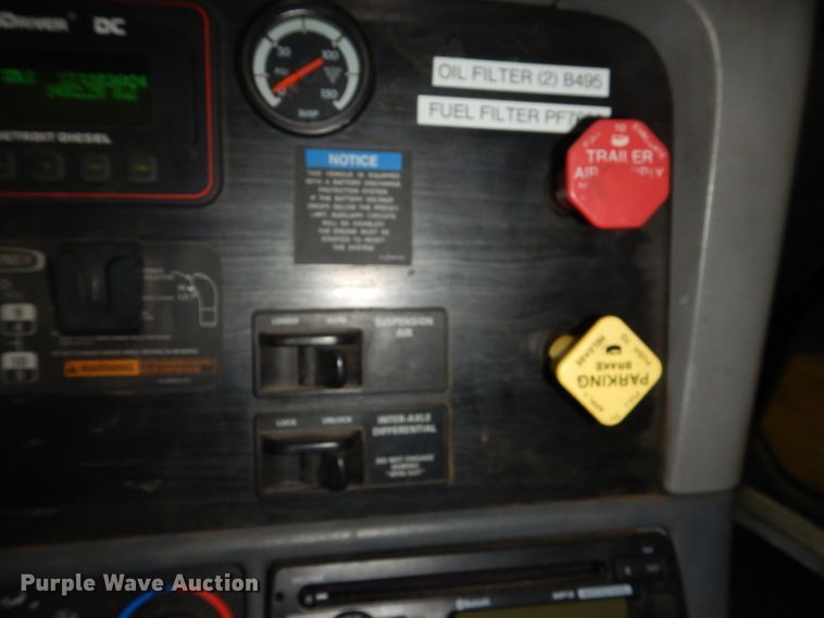 image for item HS9430 2004 Freightliner Columbia  semi truck