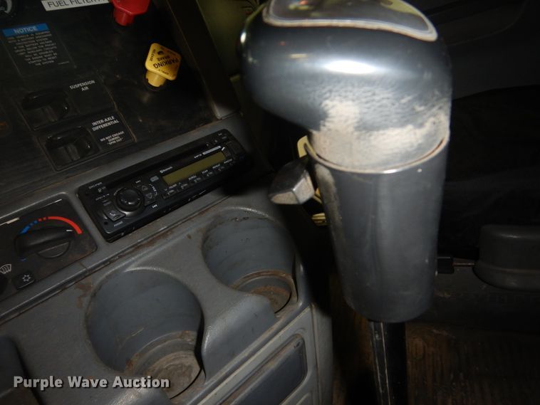 image for item HS9430 2004 Freightliner Columbia  semi truck