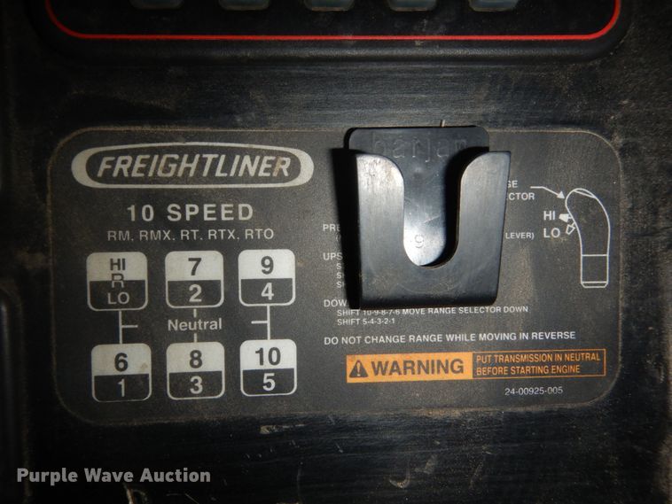 image for item HS9430 2004 Freightliner Columbia  semi truck