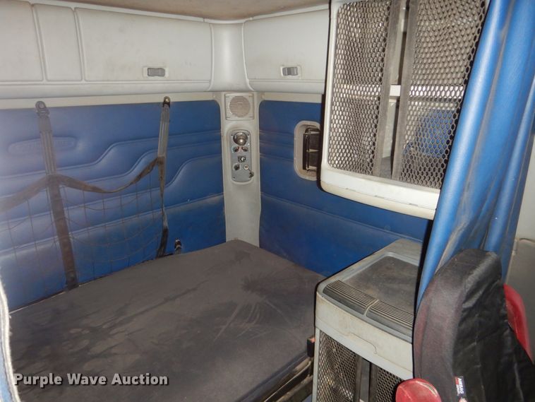 image for item HS9430 2004 Freightliner Columbia  semi truck