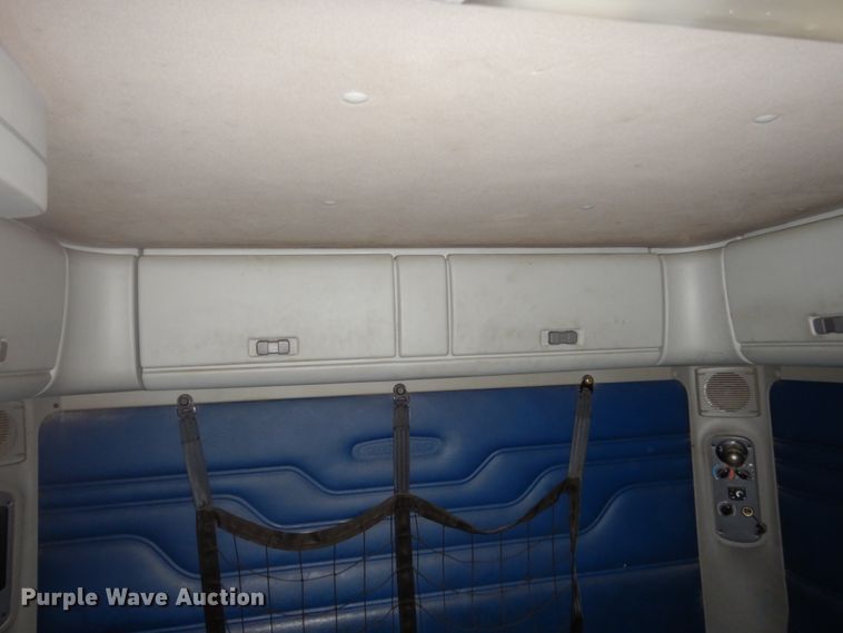 image for item HS9430 2004 Freightliner Columbia  semi truck