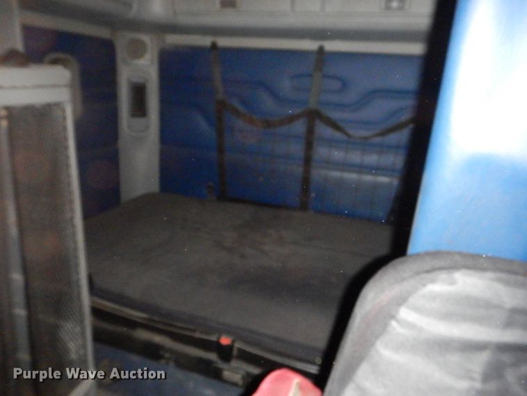 image for item HS9430 2004 Freightliner Columbia  semi truck