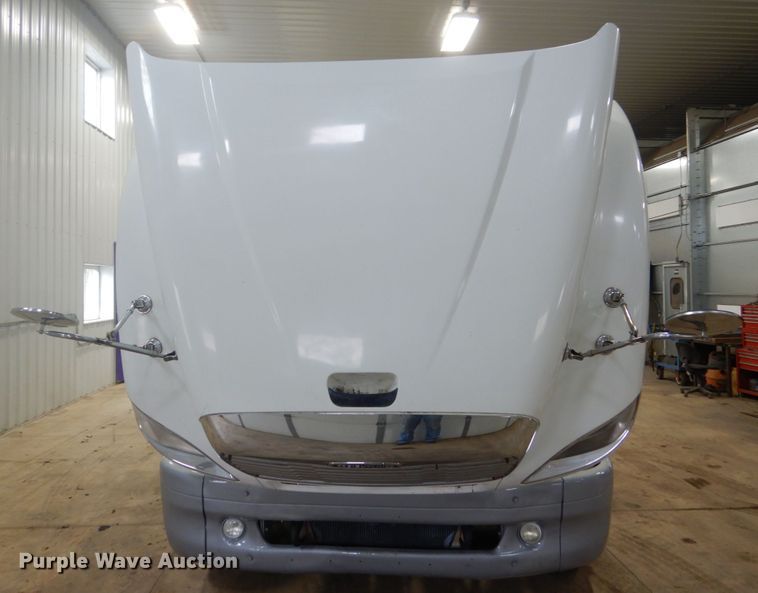 image for item HS9430 2004 Freightliner Columbia  semi truck