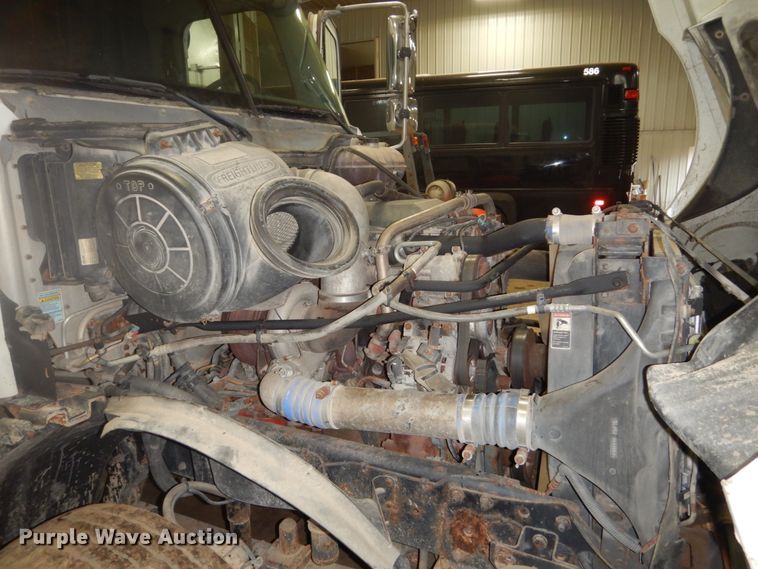 image for item HS9430 2004 Freightliner Columbia  semi truck