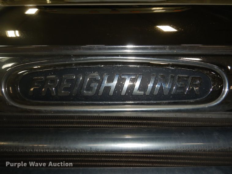 image for item HS9430 2004 Freightliner Columbia  semi truck