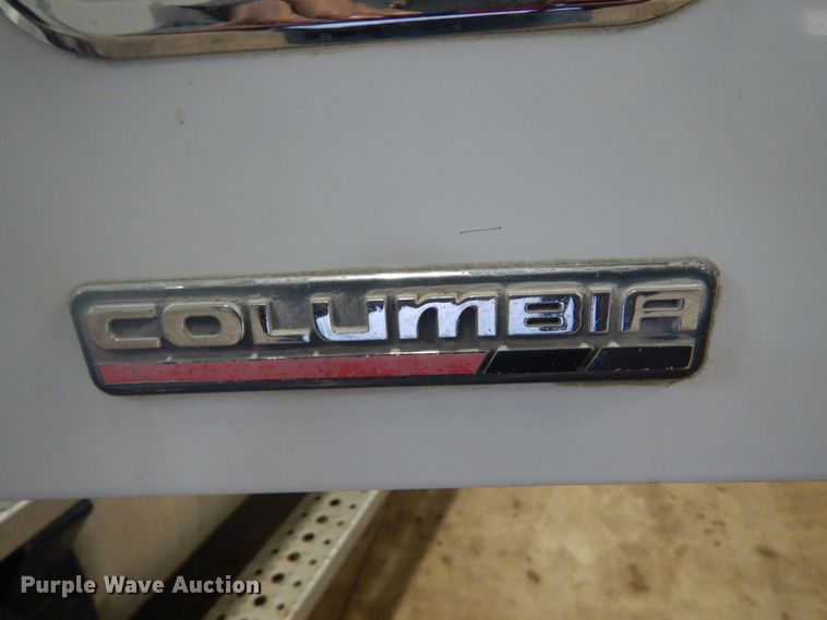 image for item HS9430 2004 Freightliner Columbia  semi truck