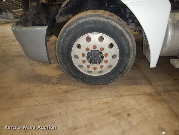 image for item HS9430 2004 Freightliner Columbia  semi truck