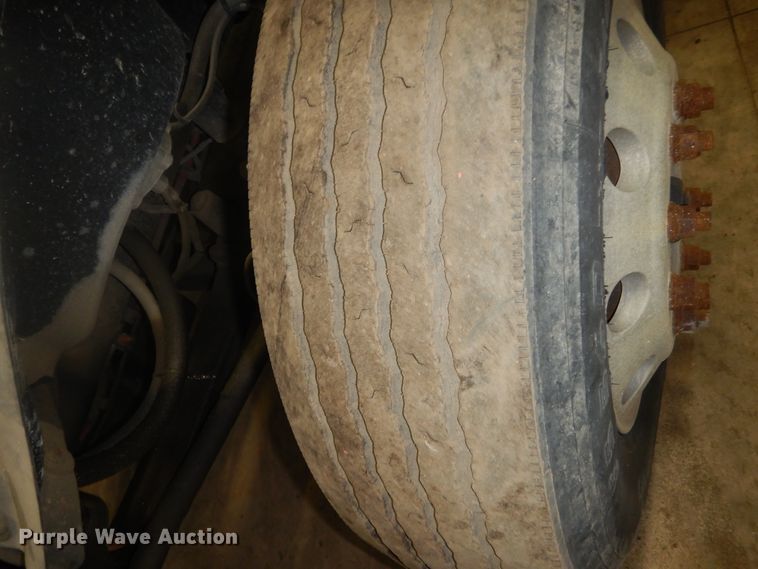 image for item HS9430 2004 Freightliner Columbia  semi truck