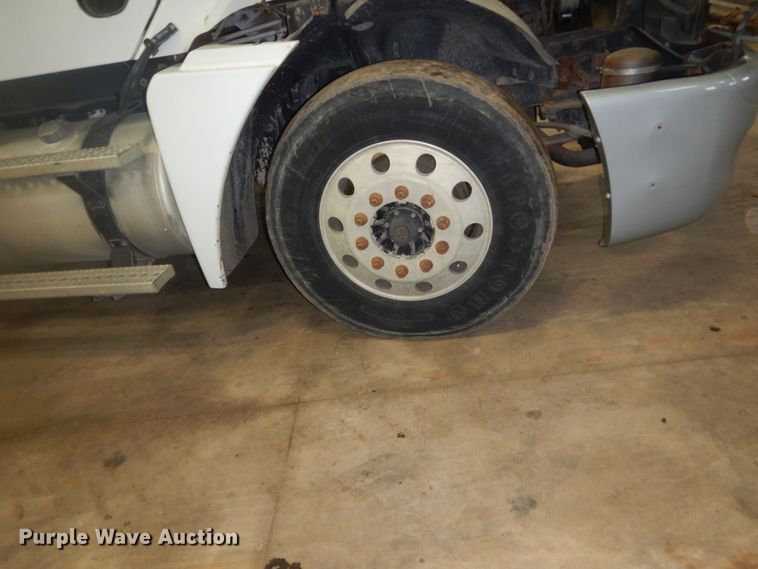 image for item HS9430 2004 Freightliner Columbia  semi truck