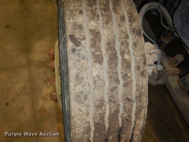 image for item HS9430 2004 Freightliner Columbia  semi truck