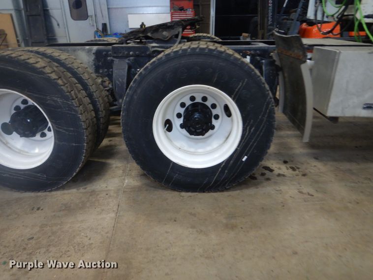 image for item HS9430 2004 Freightliner Columbia  semi truck