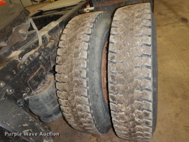 image for item HS9430 2004 Freightliner Columbia  semi truck