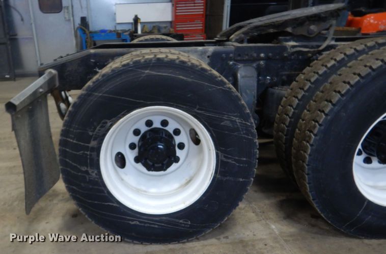 image for item HS9430 2004 Freightliner Columbia  semi truck