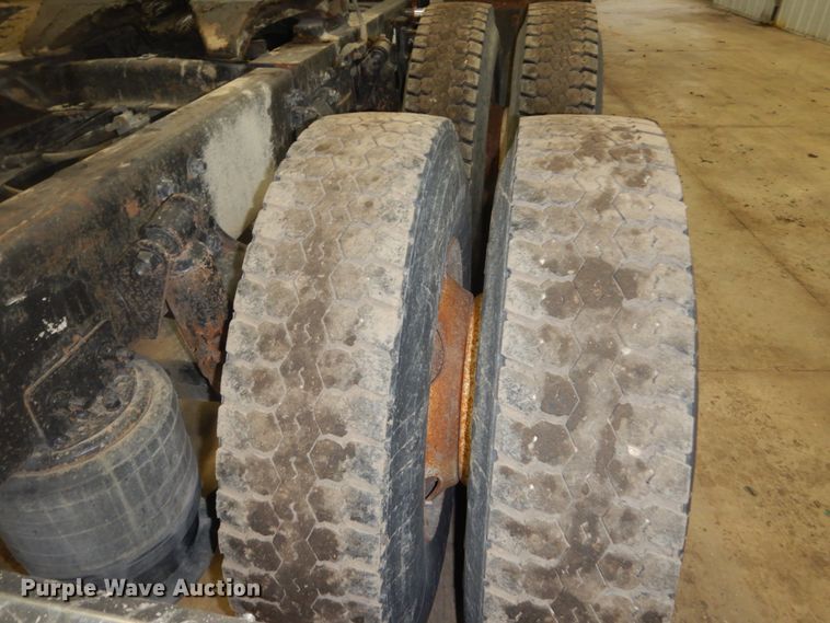 image for item HS9430 2004 Freightliner Columbia  semi truck