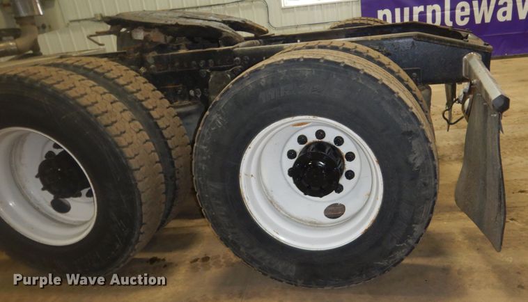 image for item HS9430 2004 Freightliner Columbia  semi truck