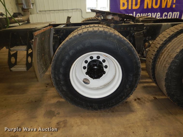 image for item HS9430 2004 Freightliner Columbia  semi truck