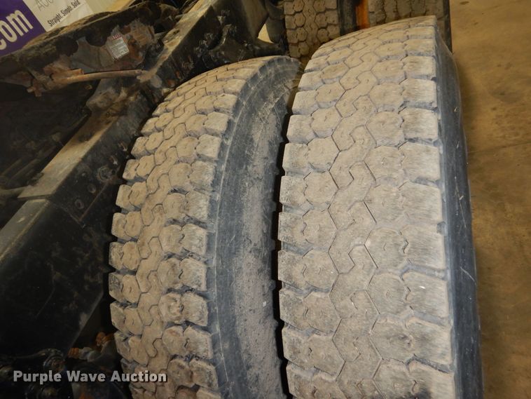 image for item HS9430 2004 Freightliner Columbia  semi truck