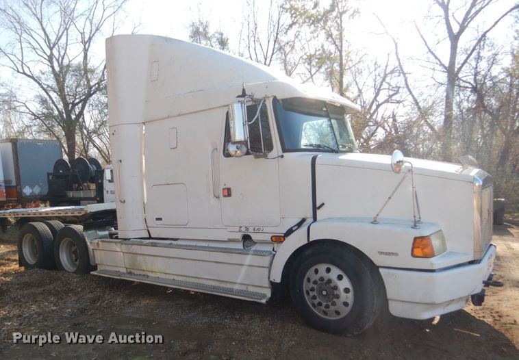 image for item HS9435 1996 Volvo WIA  semi truck