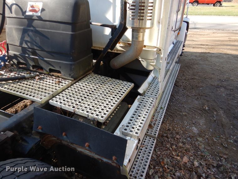 image for item HS9435 1996 Volvo WIA  semi truck