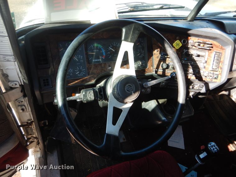 image for item HS9435 1996 Volvo WIA  semi truck