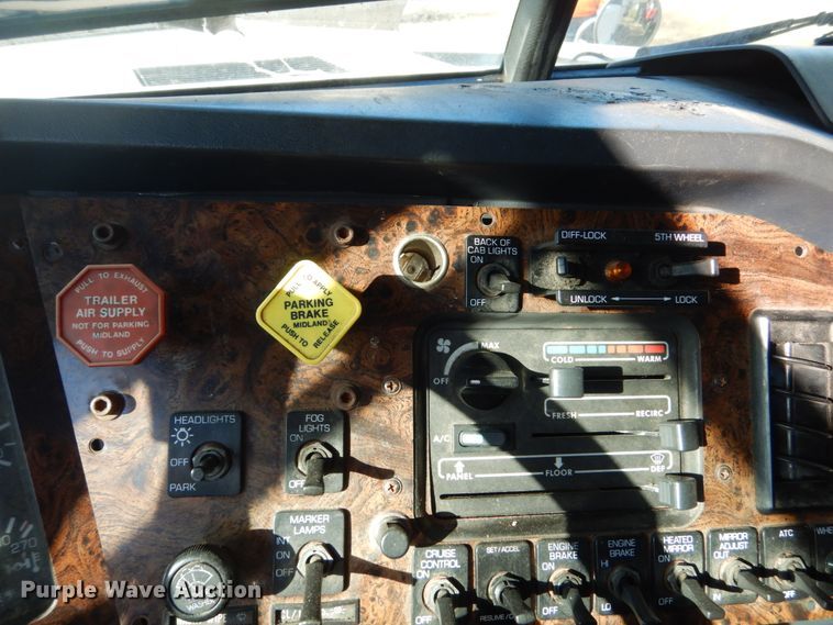 image for item HS9435 1996 Volvo WIA  semi truck