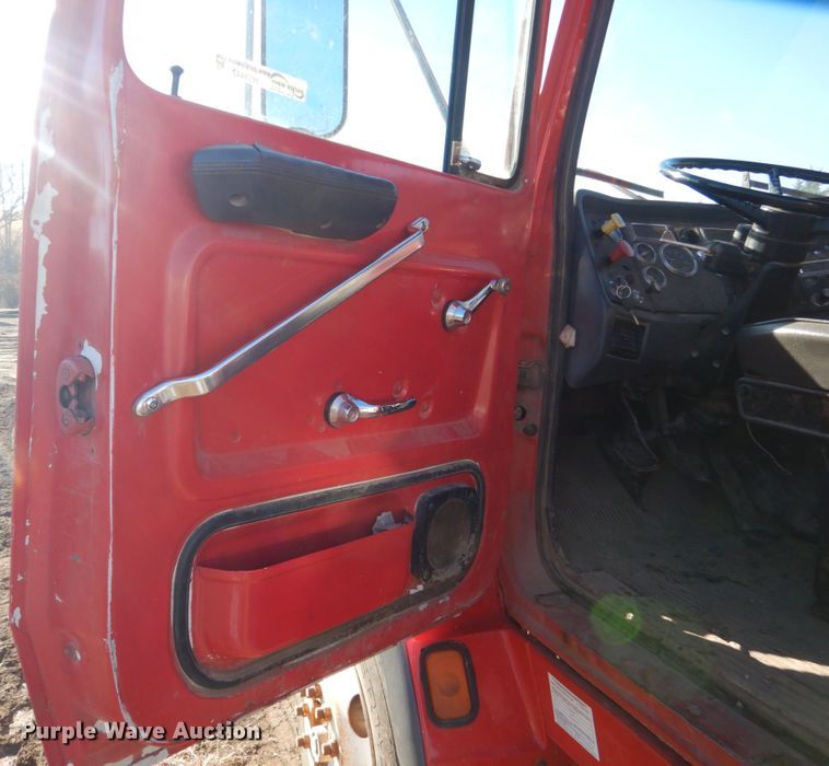 image for item HS9442 1992 Ford Aeromax L9000  semi truck