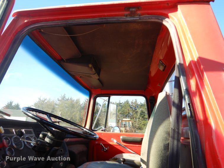 image for item HS9442 1992 Ford Aeromax L9000  semi truck