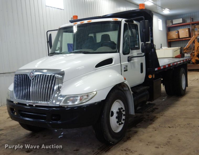 image for item HU9757 2004 International 4200  dump flatbed truck