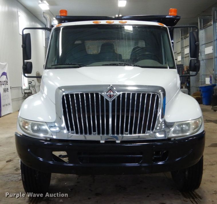 image for item HU9757 2004 International 4200  dump flatbed truck