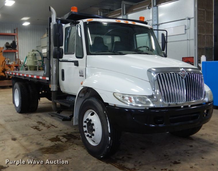 image for item HU9757 2004 International 4200  dump flatbed truck