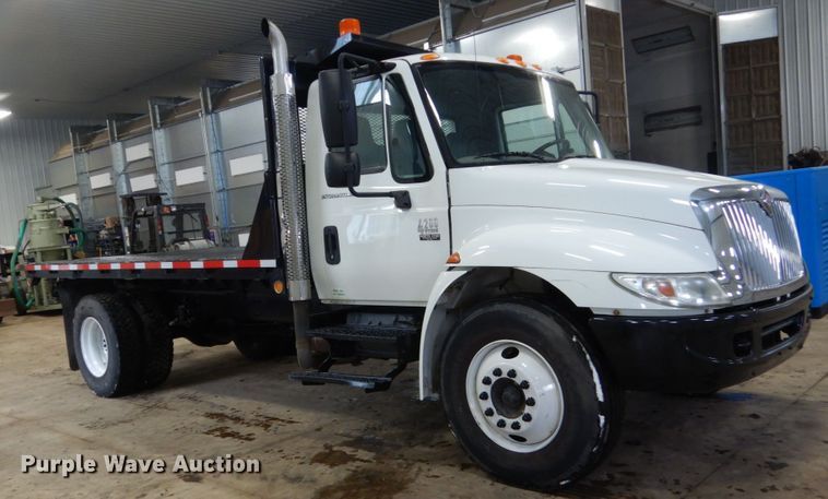 image for item HU9757 2004 International 4200  dump flatbed truck