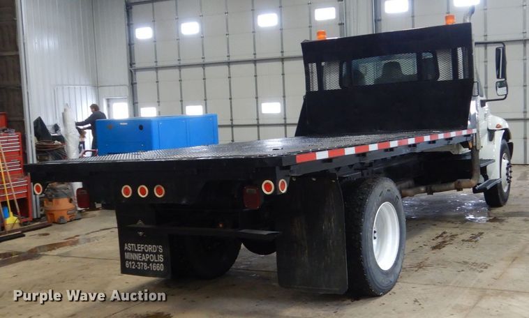 image for item HU9757 2004 International 4200  dump flatbed truck