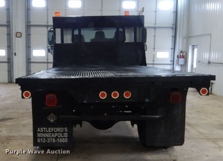 image for item HU9757 2004 International 4200  dump flatbed truck