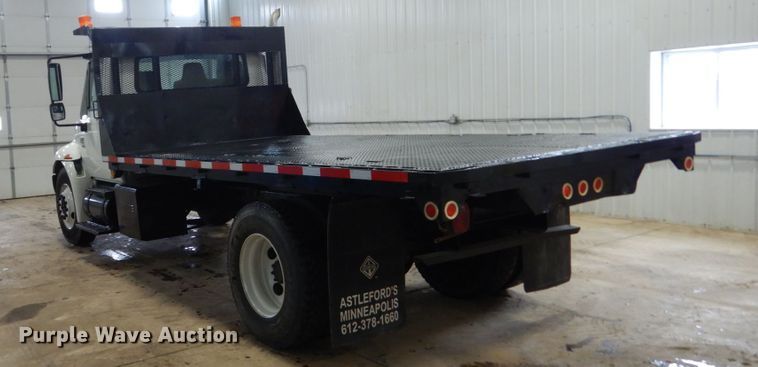 image for item HU9757 2004 International 4200  dump flatbed truck