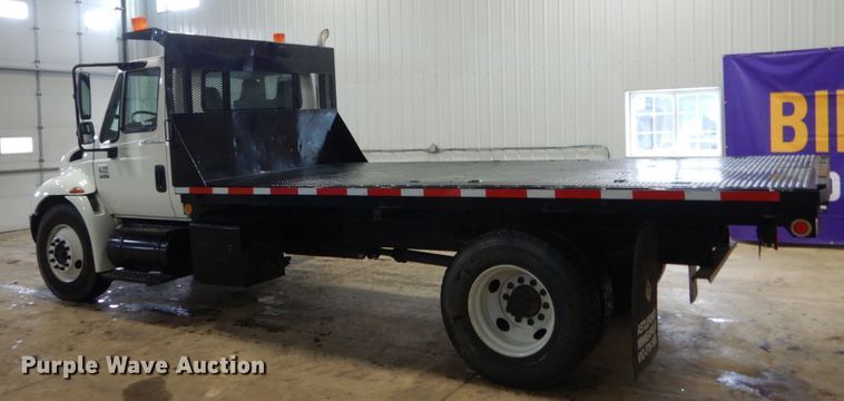 image for item HU9757 2004 International 4200  dump flatbed truck
