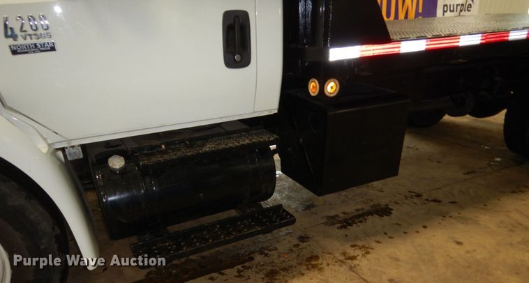 image for item HU9757 2004 International 4200  dump flatbed truck