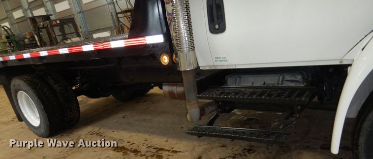 image for item HU9757 2004 International 4200  dump flatbed truck